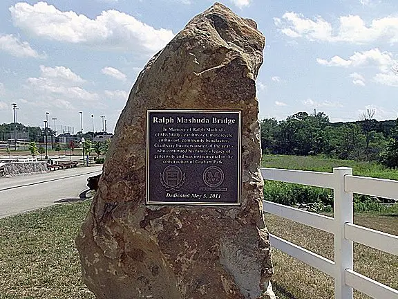 Multi-tenant monument sign with changeable panels