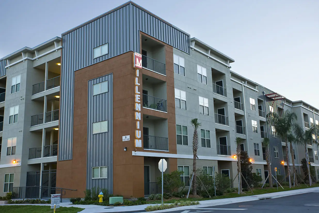Vertical building identification signage on apartment community