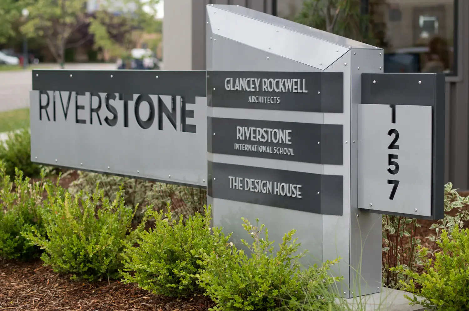 Multi-tenant pylon monument sign with stacked tenant panels